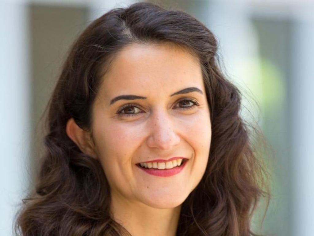 Nadia Blüthmann arbeitet als Wissenschaftliche Mitarbeiterin an der Universität Hamburg für die Arbeitsstelle Studium und Beruf. Foto: Michel Dingler