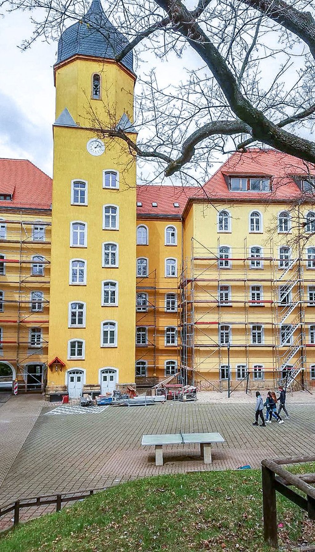 Das Christophorusgymnasium in Droyßig ist eingerüstet. Die Fassade soll sanaiert werden.