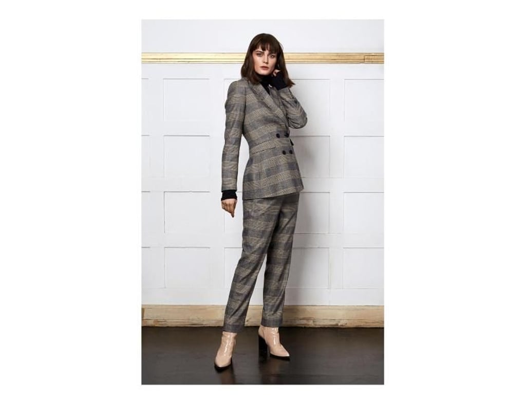 Mit maskulinem Schnitt und breiten Schultern präsentiert Ivy & Oak den Blazer (Jacke ca. 140 Euro, Hose ca. 120 Euro). Foto: Ivy & Oak