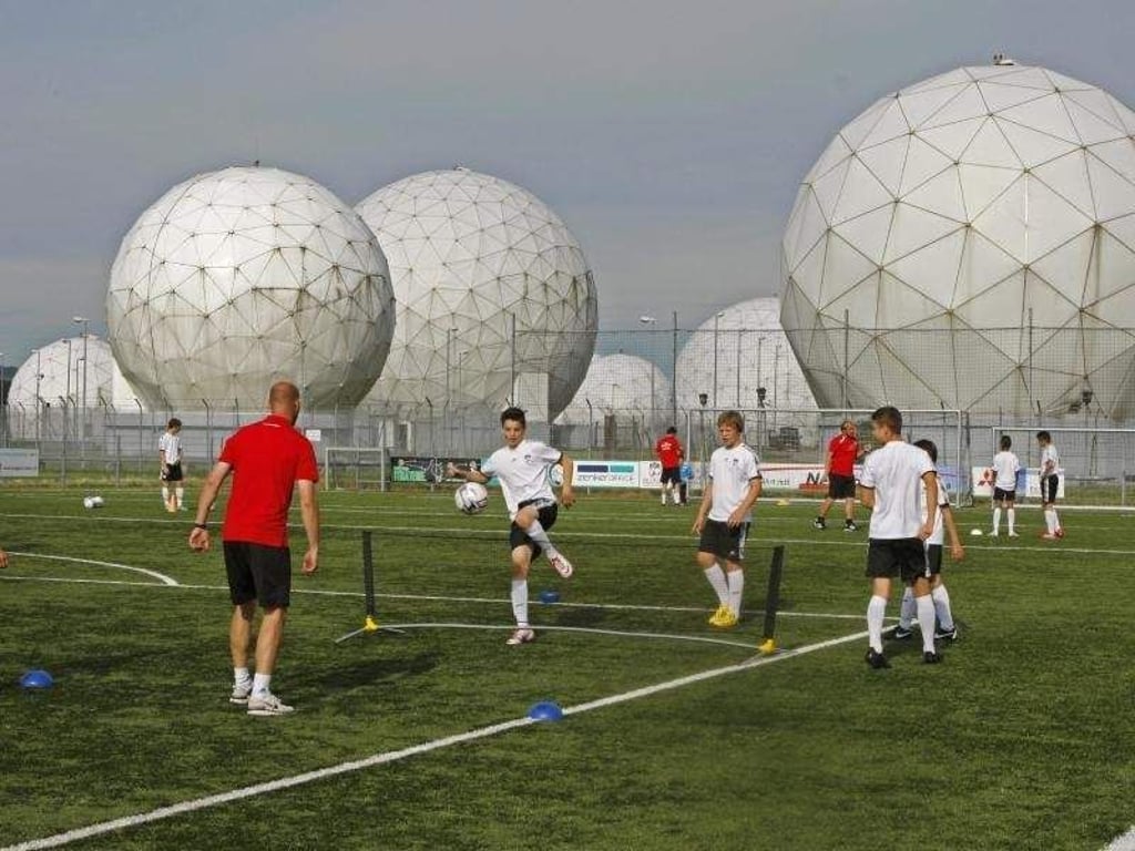 Unterlagen aus dem Snowden-Archiv zufolge unterhalten NSA-Abhörspezialisten auf dem Gelände der Mangfall-Kaserne in Bad Aibling eine eigene Kommunikationszentrale. Foto: Diether Endlicher/Archiv
