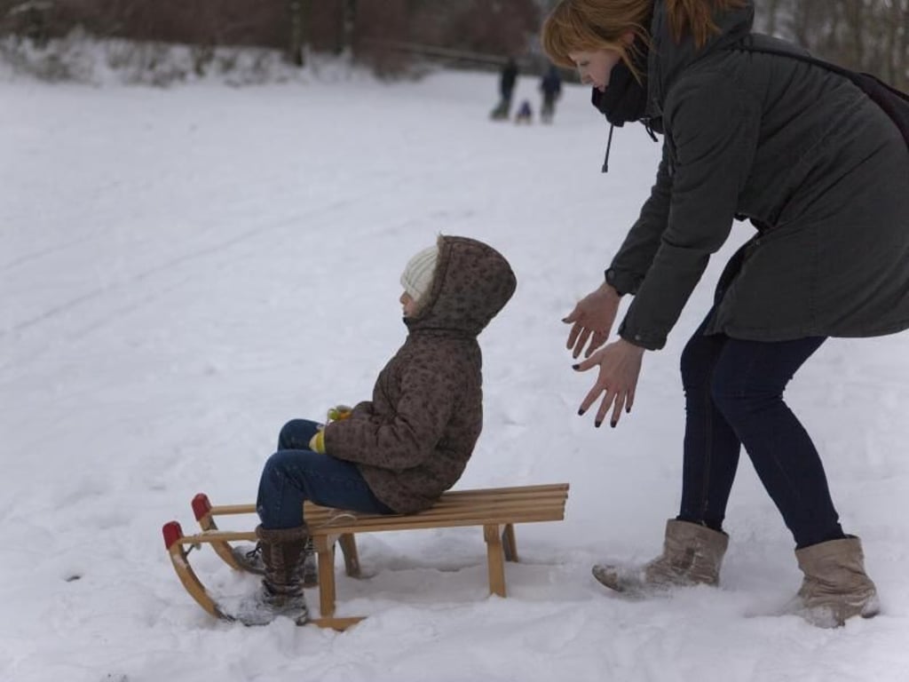 Schon ein Rodel-Ausflug kann bei ängstlichen Eltern Panik auslösen, weil sich das Kind verletzen könnte. Foto: Silvia Marks