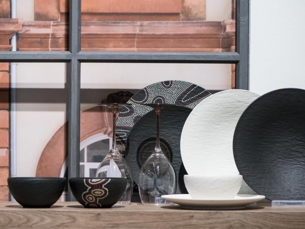 Villeroy & Boch bringt mit der neuen Dekorlinie Manufacture Rock ein vornehmlich dunkles Service heraus. Weiße und gepunktete Elemente stammen aus den extra Serien Manufacture Rock Blanc und Manufacture Rock Desert. Foto: Franziska Gabbert