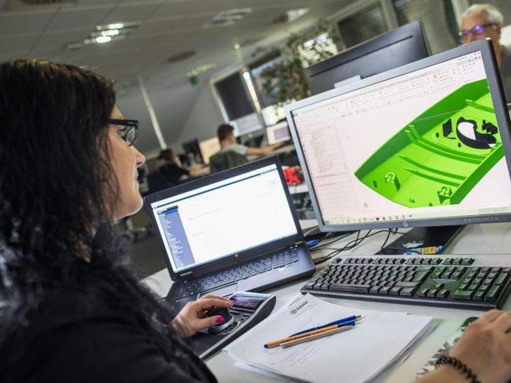 Rechner statt Bleistift: Im Rahmen ihrer Ausbildung zur Technischen Produktdesignerin hat Lisa Marie Schott auch das Zeichnen mit der Hand gelernt. Meistens arbeitet sie aber am Computer. Foto: Frank Rumpenhorst/dpa-tmn