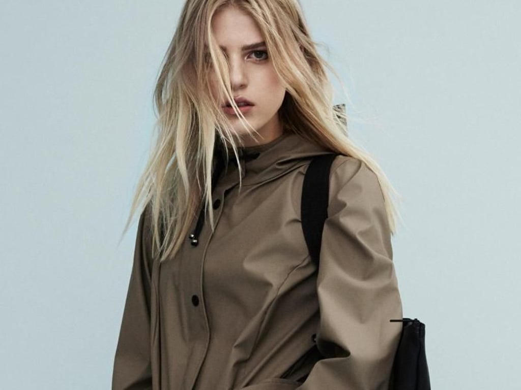 In Trench-Optik und wasserabweisend präsentiert sich diese Jacke von RAINS (ca. 100 Euro). Foto: RAINS