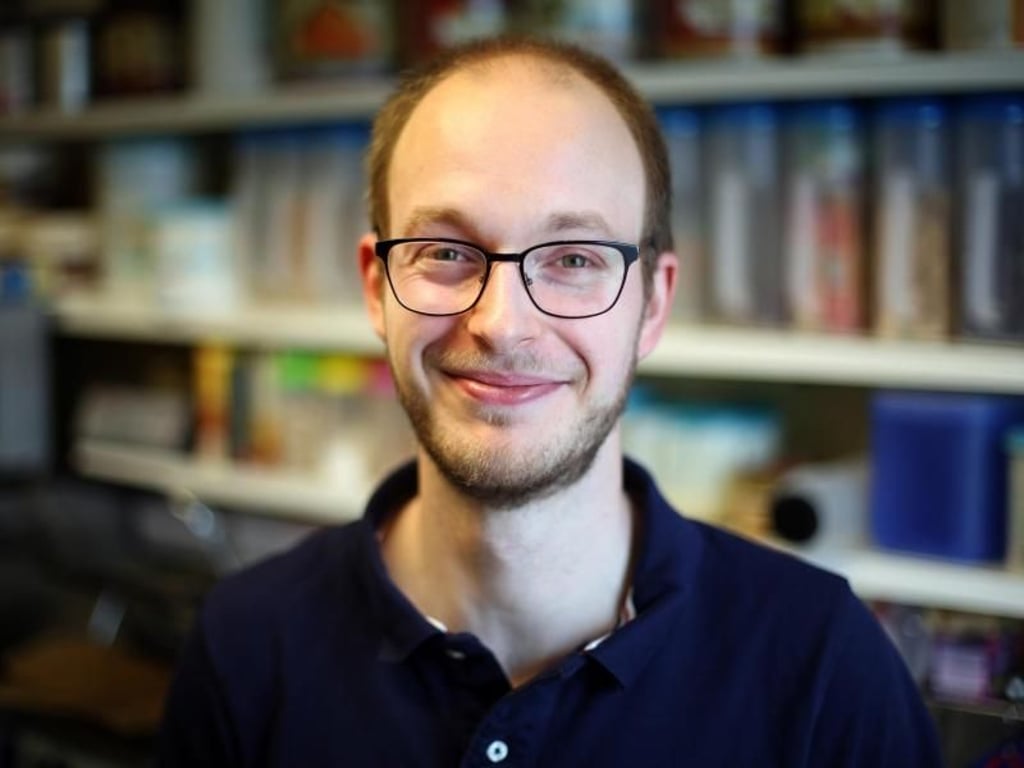 Manuel Rütter macht die dreijährige Ausbildung zur Fachkraft für Speiseeis in Stadtlohn in Nordrhein-Westfalen. Er lernt im Eiscafe Arcobaleno, welches von seinen Eltern geführt wird. Foto: Ina Fassbender