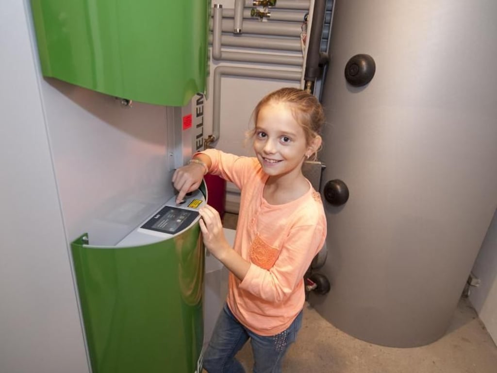 Klein und unauffällig: Die Zentralheizung mit Pellets ist an sich kein großes Gerät. Foto: Deutsches Pelletinstitut/ÖkoFEN Heiztechnik GmbH