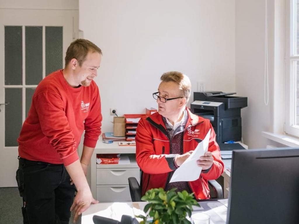 Vor jedem Einsatz wird ein Plan mit den einzelnen Schritten der Reinigung erstellt: Der angehende Gebäudereiniger Sebastian Duda (l.) bepricht mit seinem Ausbilder Andreas Hoffmann die Abläufe. Foto: Ole Spata
