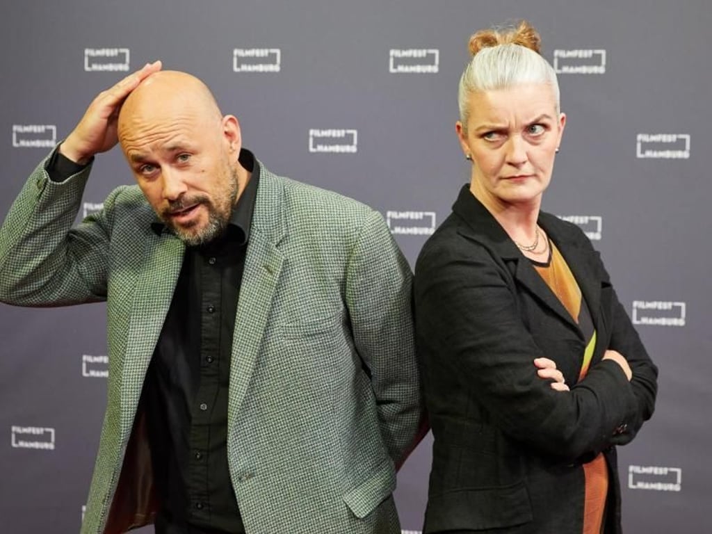 Mit ihrem Film «Gegen den Strom» haben Regisseur Benedikt Erlingsson und Schauspielerin Halldora Geirhardsdottir das Hamburger Filmfest eröffnet. Foto: Georg Wendt