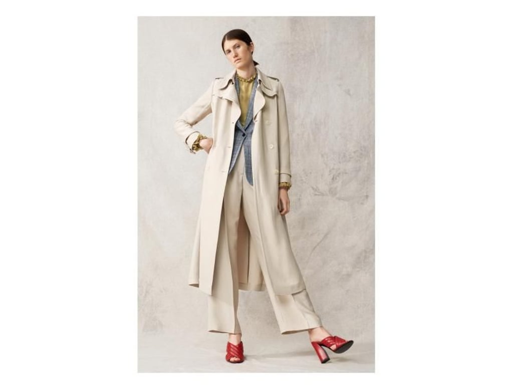 Ebenfalls dezent ist eine Ton-in-Ton-Kombination von Beige. Das Modelabel Ivy & Oak setzt zum Beispiel darauf (Trenchcoat ca. 250 Euro, Blazer ca. 140 Euro, Bluse ca. 90 Euro, Hose ca. 140 Euro). Foto: Ivy & Oak