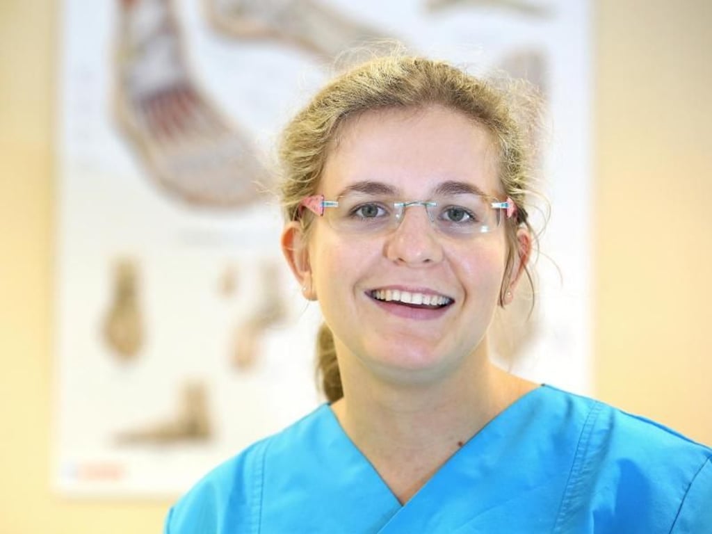 Laura Müller macht die zweijährige Ausbildung zur Podologin. Ihr gefällt, dass sie in dem Beruf weitestgehend selbstständig arbeiten kann. Foto: Ronny Hartmann