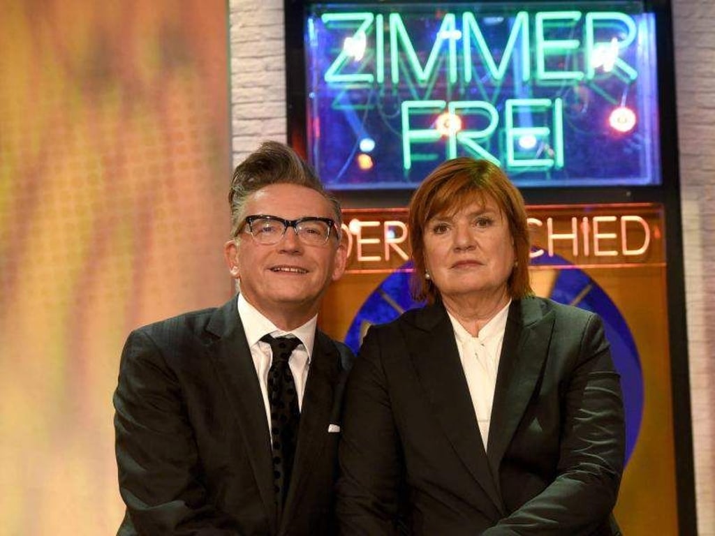 Götz Alsmann (l) und Christine Westermann (r) anch der Aufzeichnung der letzten Ausgabe der WDR Fernsehshow «Zimmer frei!». Foto: Henning Kaiser