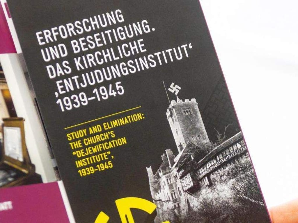 Ein Mann betrachtet einen Flyer für die Sonderausstellung zur Gründung des NS-«Entjudungsinstitutes». Foto: Michael Reichel/Archivbild