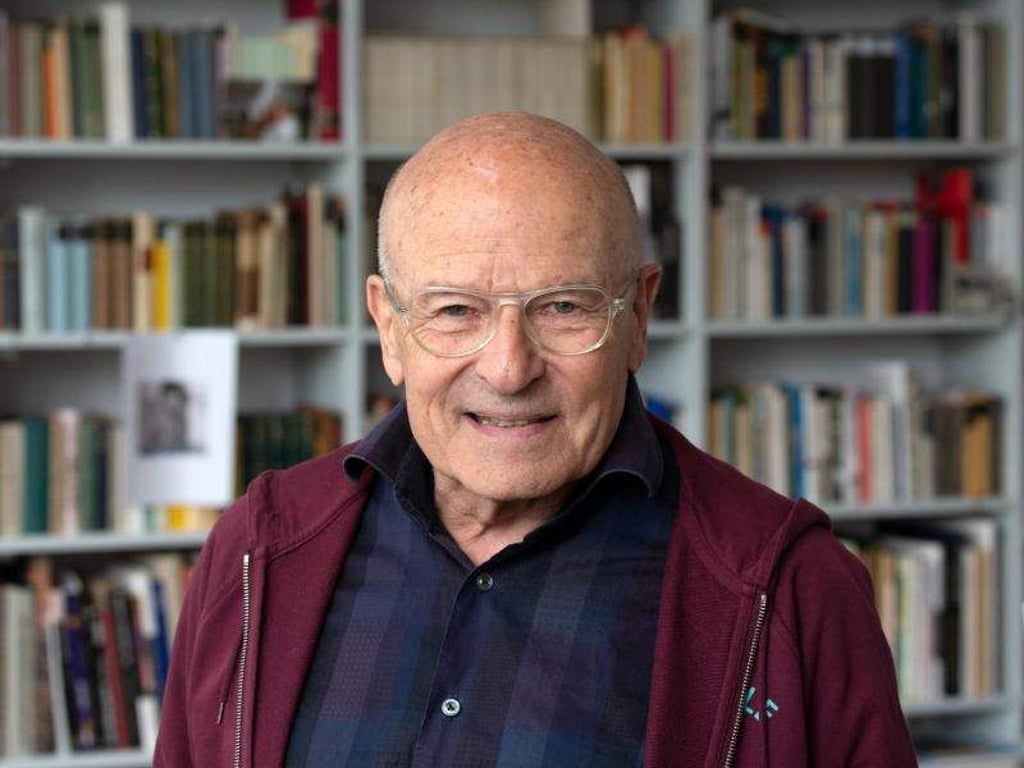Viele Bücher: Volker Schlöndorff im Arbeitszimmer seines Hauses. Foto: Ralf Hirschberger