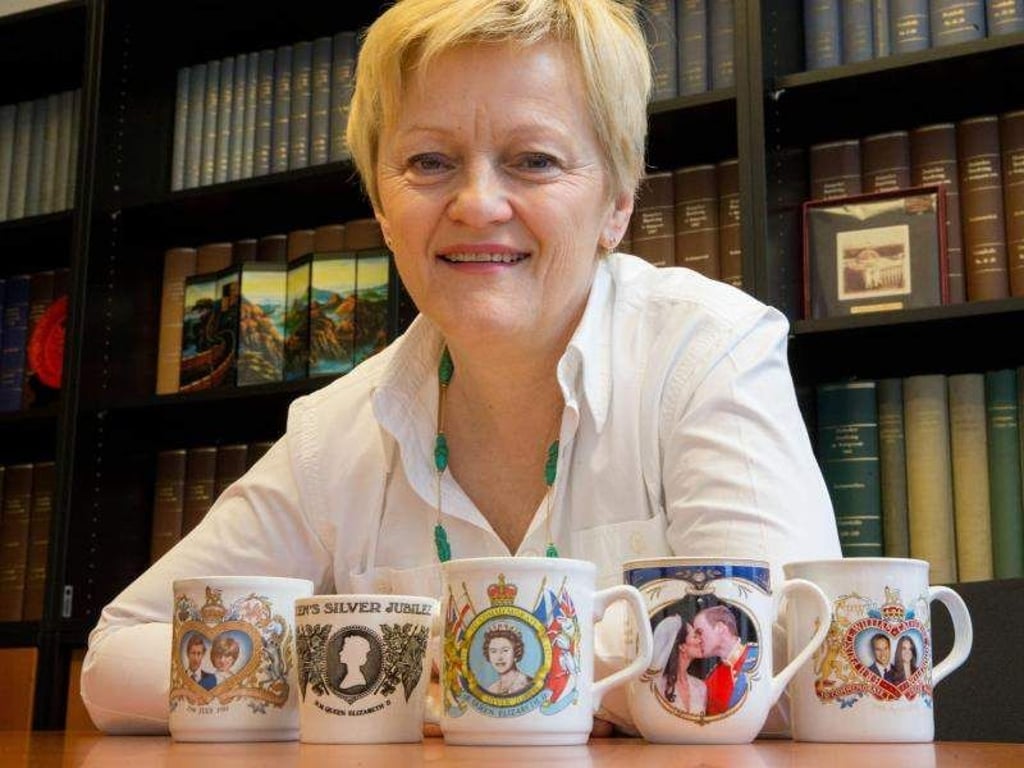 Renate Künast mit ihrer Tassen-Sammlung mit Fotos der britischen Royals. Foto: Kay Nietfeld