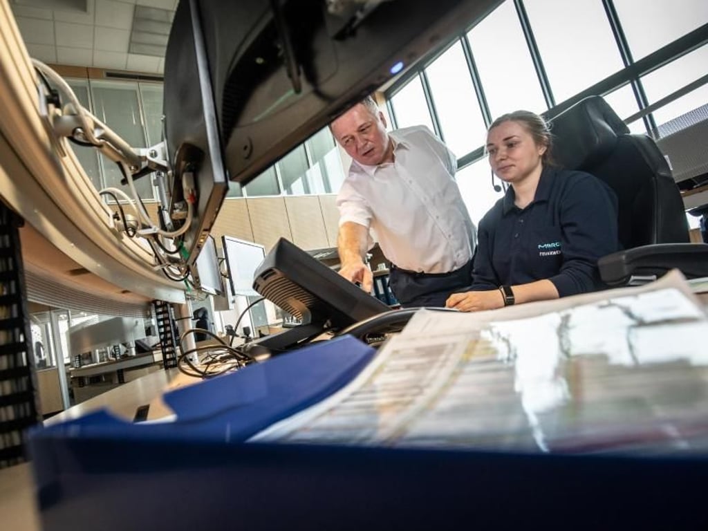 Werkfeuerwehrfrau Hannah Netzer (r) bei der gemeinsamen Arbeit mit Bernd Saßmannshausen, dem Leiter der Brandschutzabteilung bei Merck in Darmstadt. Foto: Frank Rumpenhorst