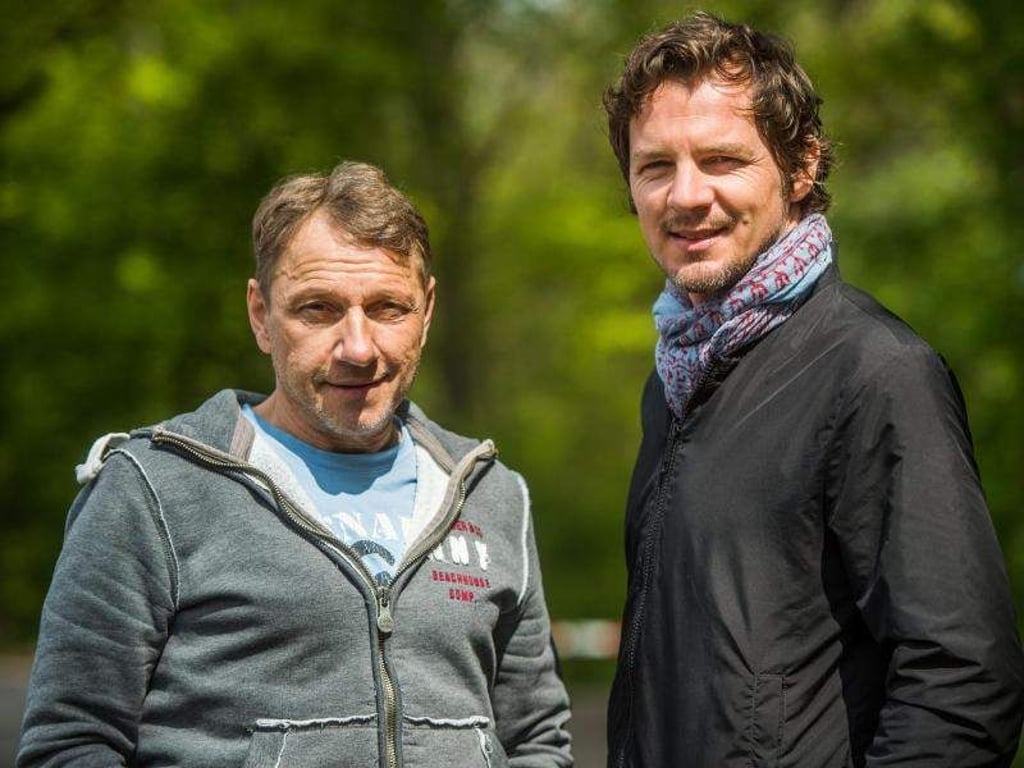 Richy Müller als Thorsten Lannert (l) und Felix Klare als Sebastian Bootz bei Dreharbeiten zum "Tatort Stuttgart". Foto: Lino Mirgeler