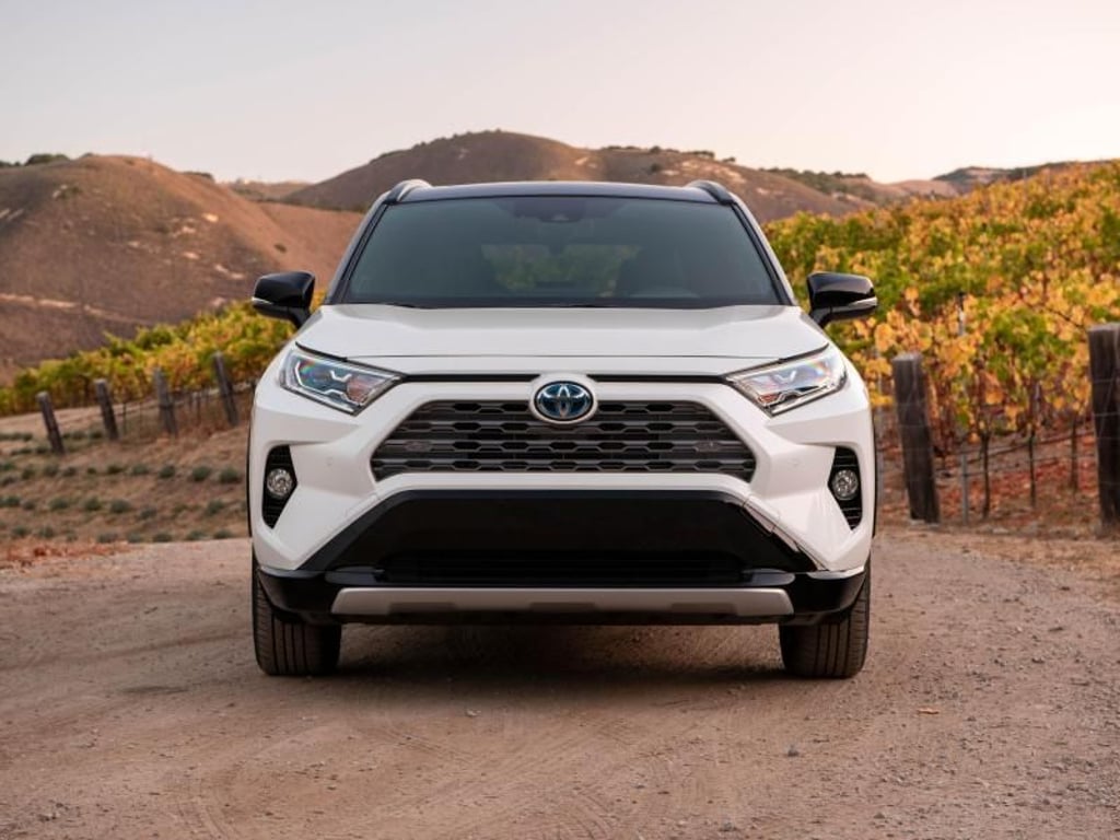 Der hybride RAV4 kommt ohne Plug-In-Technik. So kann er weder über längere Strecken elektrisch fahren, noch hat er einen sonderlich spektakulären Katalogverbrauch. Foto: Toyota