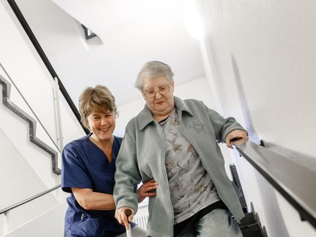 Treppensteigen gehört zum Alltag. Deshalb üben es die Therapeuten in der Geriatrie-Abteilung des Hamburger Amalie Sieveking-Krankenhauses mit ihren Patienten. Foto: Markus Scholz