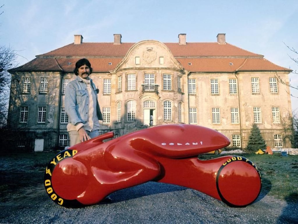 Luigi Colani 1973 mit seinem Entwurf eines turbinengetriebenen Zweirads vor seinem damaligen Wohnsitz Schloss Harkotten. Foto: Horst Ossinger