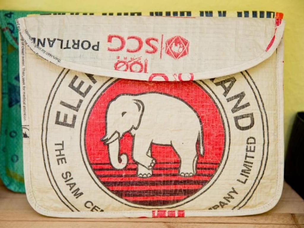 Diese Zementsack-Taschen entdeckte Sigrun Riechardt im Kambodscha-Urlaub. Foto: Daniel Karmann