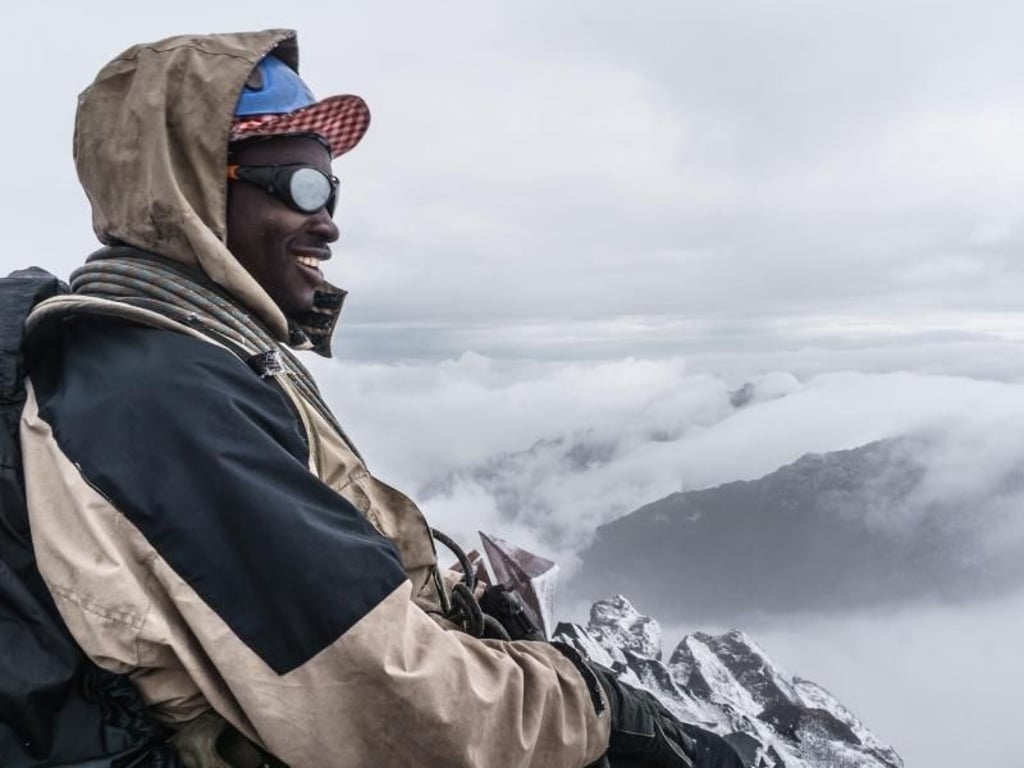Nach fast sechs Stunden Aufstieg in der Nacht und in den Morgenstunden: Bergführer Samuel Ociti auf dem Margherita-Gipfel. Foto: Philipp Laage