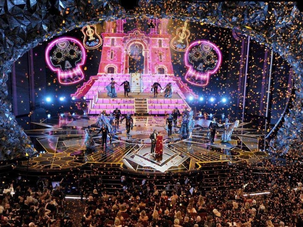 Miguel und Natalia Lafourcade treten treten bei der Oscar-Verleihung mit dem oscarprämierten Song «Remember Me» aus dem Film «Coco» auf. Foto: Chris Pizzello/Invision/AP