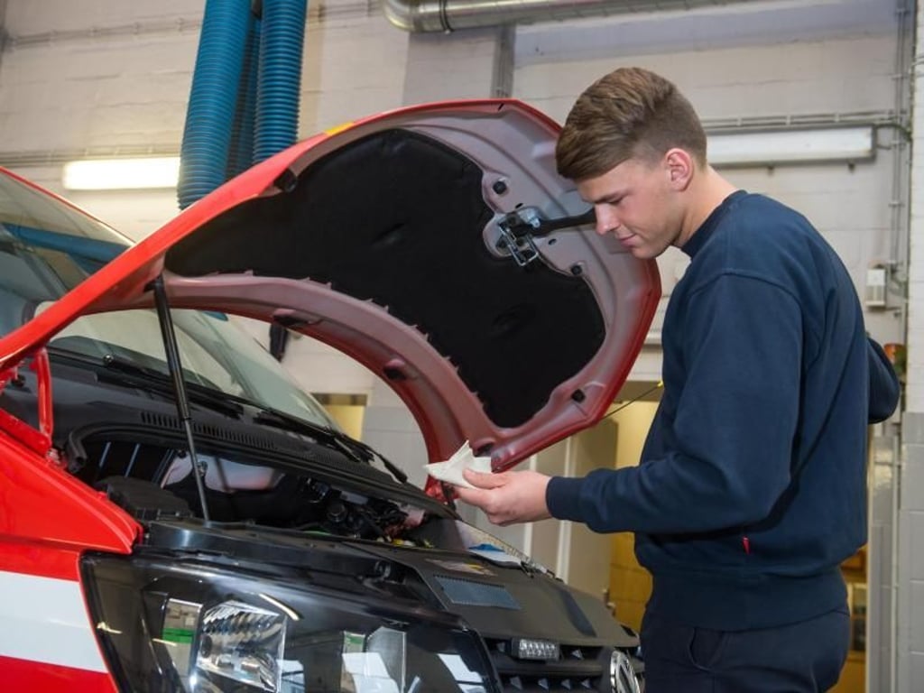 Um die Autos zu warten, braucht Wanger auch handwerkliches Geschick. Foto: Benjamin Nolte