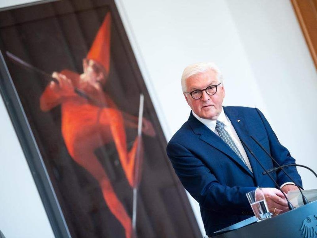 Frank-Walter Steinmeier spricht anlässlich der Vorstellung der Neuausstattung der Galerie mit Gemälden aus der DDR. Foto: Bernd von Jutrczenka