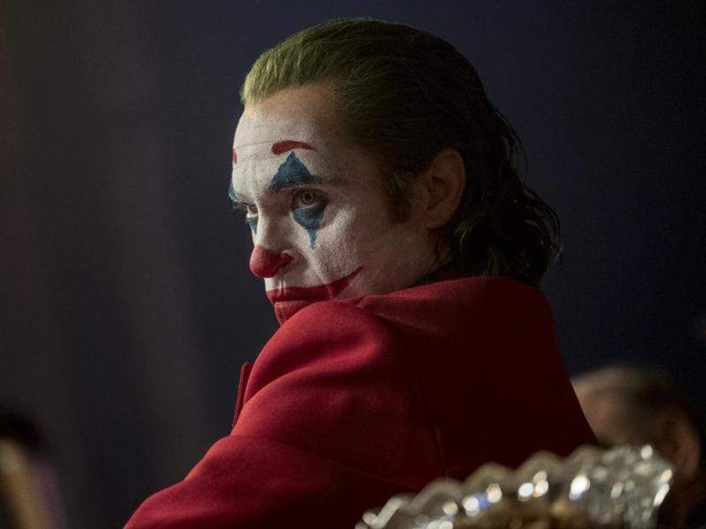 Joaquin Phoenix als Arthur Fleck (Joker) in einer Szene des Films "Joker". Foto: Niko Tavernise/Warner Bros. Entertainment/dpa