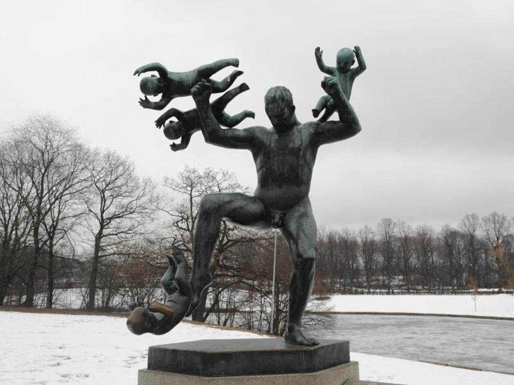 Die Figur «Mann jongliert mit vier Kleinkindern" (Genien, 1930) im Vigelandspark.
Foto: Sigrid Harms