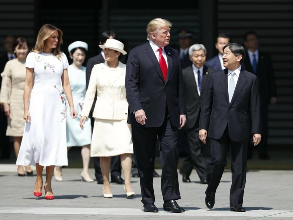 Donald Trump (2.v.r) und Japans Kaiser Naruhito (r) sowie First Lady Melania (2.v.l) und Kaiserin Masako (4.v.l) im Kaiserpalast. Foto: Issei Kato/Pool Reuters/AP