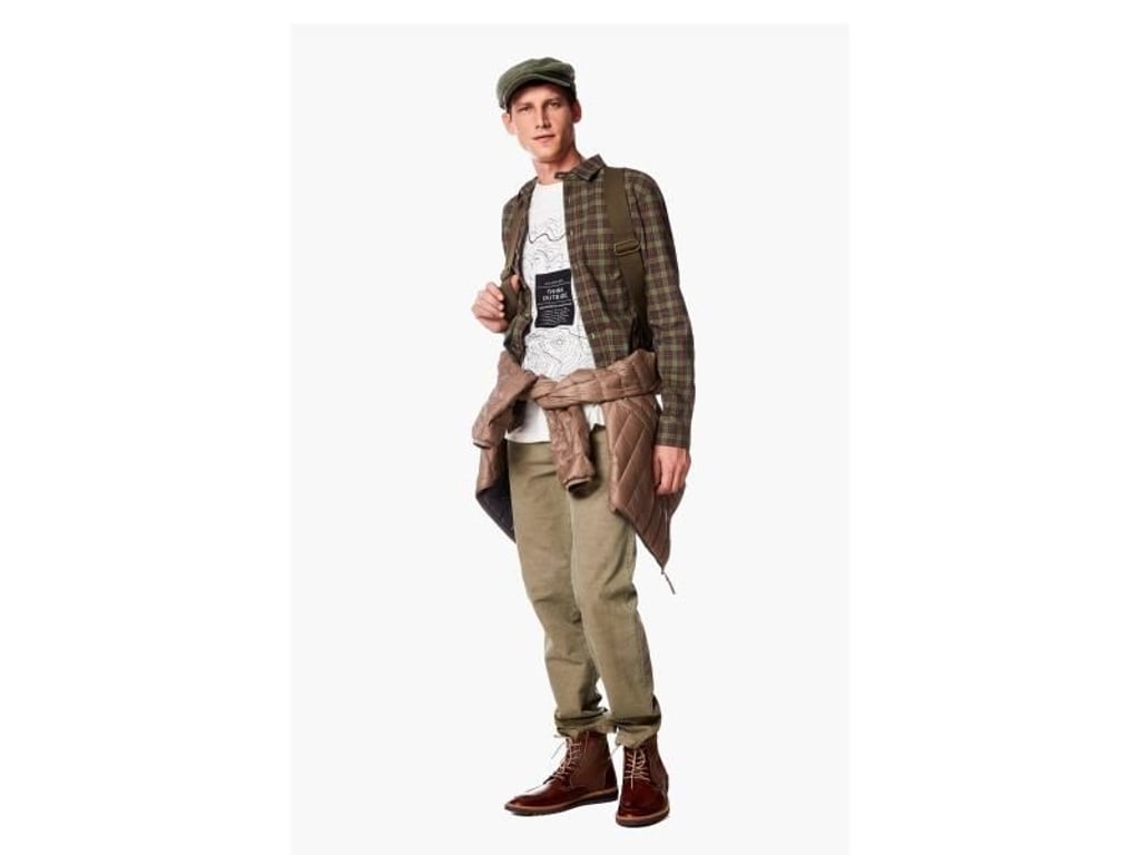 Layering: Der Zwiebellook für kältere Tage besteht aus vielen Schichten. Auch United Colors of Benetton zieht sein Model im Schichtprinzip an (Steppjacke ca. 80 Euro, Karo-Hemd ca. 50 Euro, T-Shirt ca. 20 Euro, Hose ca. 50 Euro). Foto: United Colors of Benetton/dpa