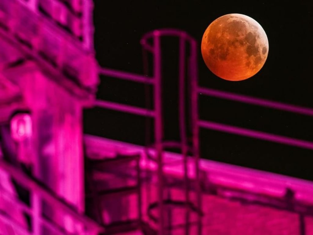 Als roter, sogenannter «Blutmond» präsentiert sich der Vollmond in Duisburg, während er in den Kernschatten der von der Sonnen angestrahlte Erde tritt. Foto: Marcel Kusch