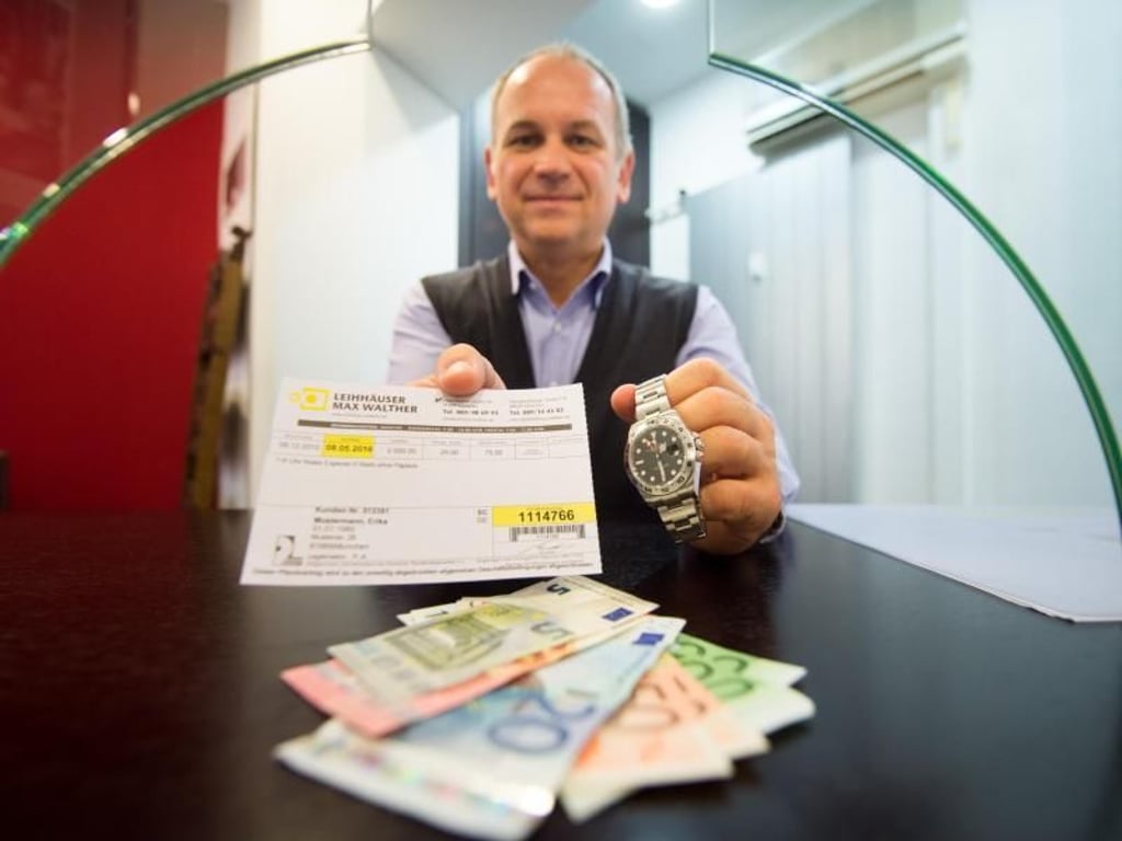 Geld für die Uhr: Pfandleiher Max Walther aus München zeigt einen Pfandleihschein - als Beleg für den Tausch. Foto: Tobias Hase
