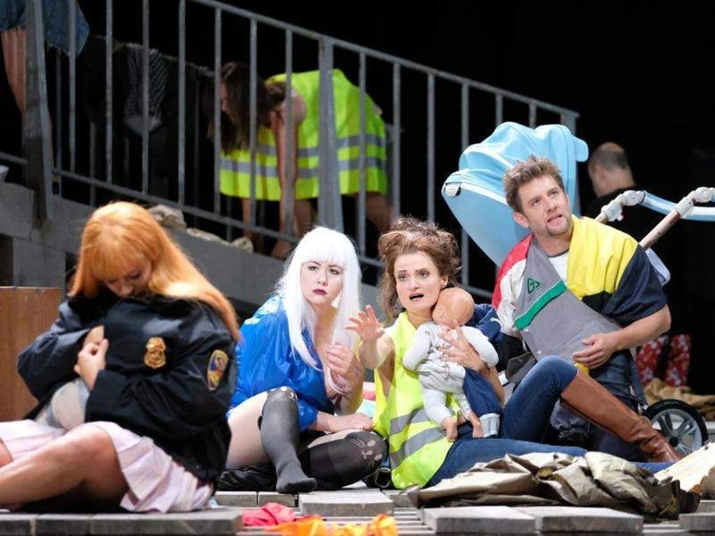 Die Darsteller (v.l) Esther Dierkes (Josephe Asteron), Josefin Feiler (Constanze), Sophie Marilley (Elvire) in der Staatsoper. Foto: Bernd Weissbrod