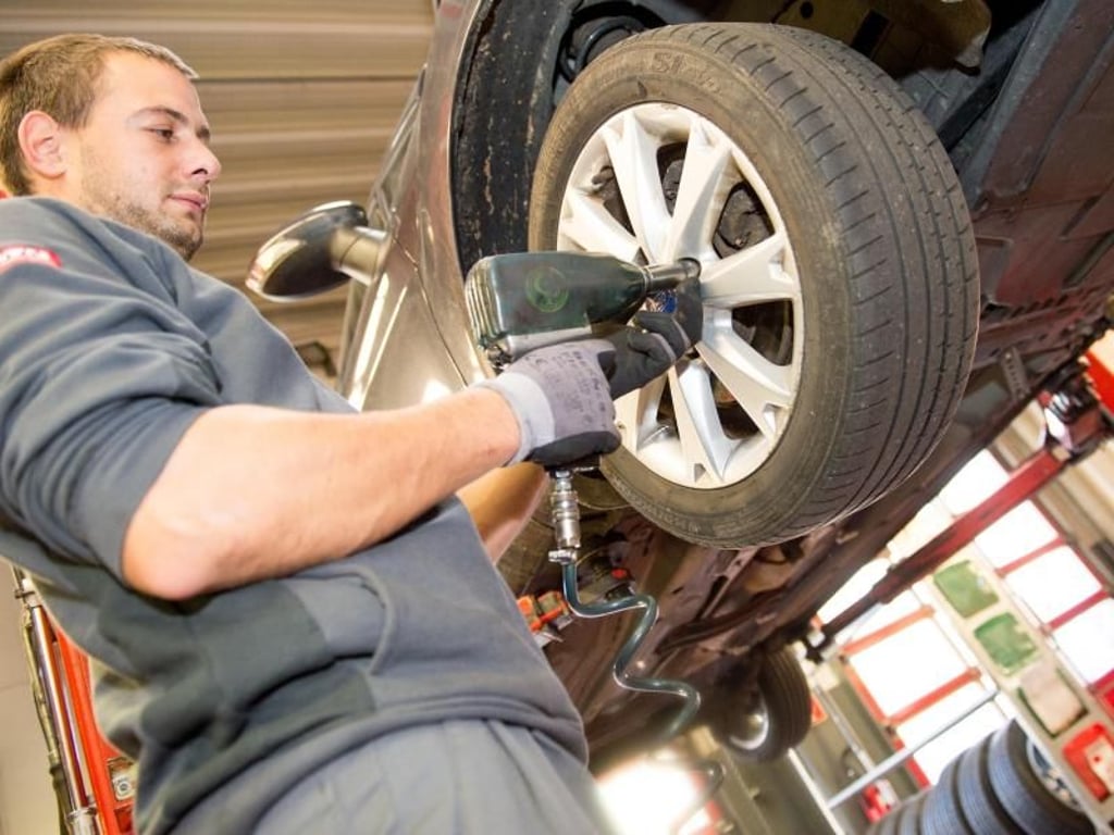 Selber wechseln oder die Werkstatt machen lassen: Das müssen die Autofahrer selbst entscheiden. Doch ans Auto sollten Winterreifen frühzeitig, denn sie spielen ihre Vorteile schon allein bei kalten Temperaturen aus. Foto: Inga Kjer
