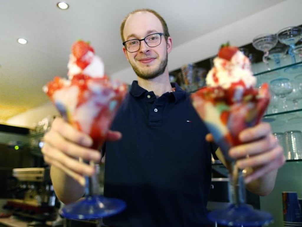 Ohne wäre der Sommer nur halb so schön: Der Auszubildende Manuel Rütter präsentiert zwei Erdbeerbecher. Foto: Ina Fassbender