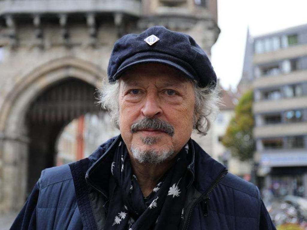 Wolfgang Niedecken in der Kölner Südstadt vor dem Severinstor. Foto: Oliver Berg