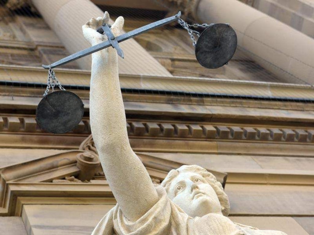 Vor dem Justizgebäude steht eine Satue der Göttin Justitia. Foto: Stefan Puchner/Archiv