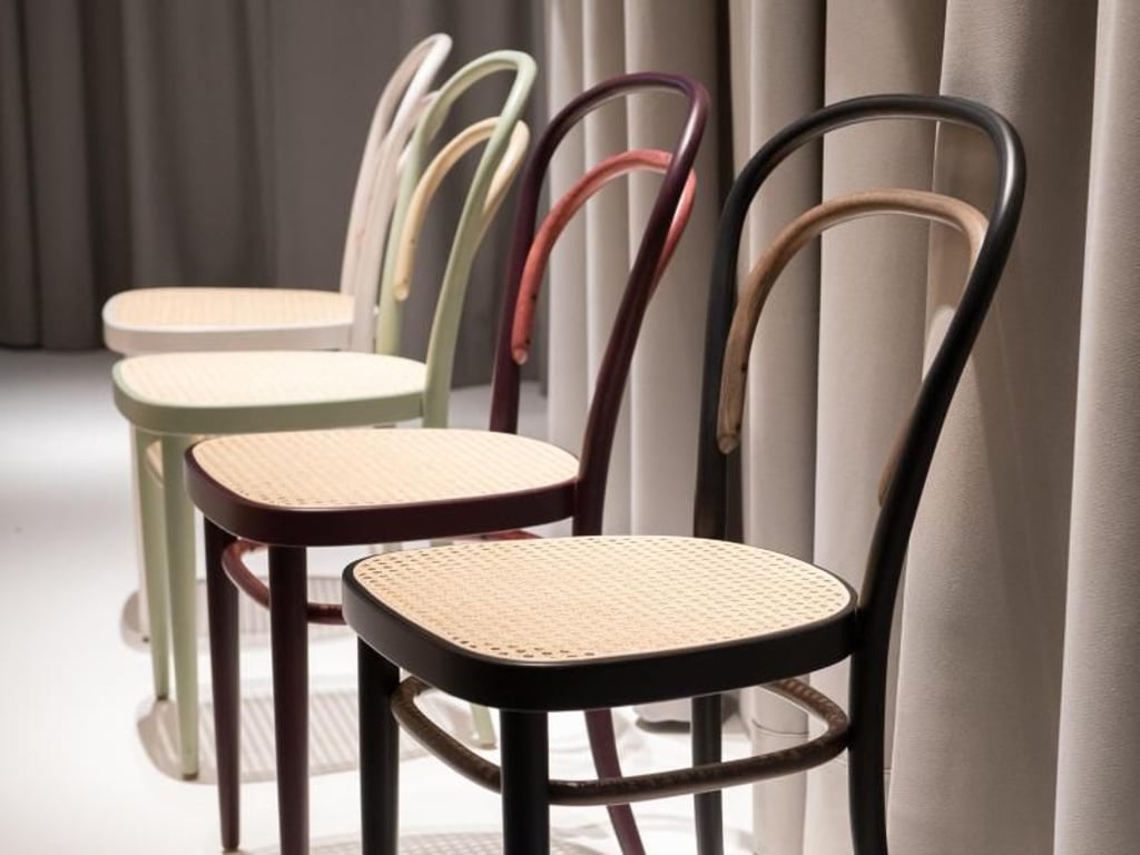 Der Kaffeehausstuhl 214 von Thonet wird in einer farblichen Überarbeitung neu aufgelegt. Foto: Franziska Gabbert