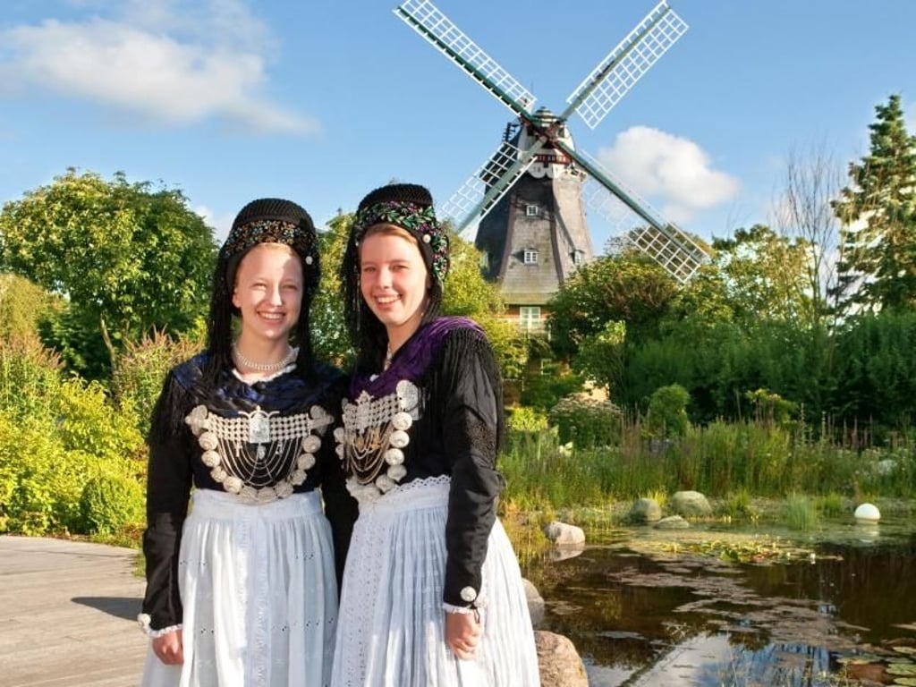Gelebte Tradition: Viele Frauen auf Föhr tragen bei Festen ihre friesischen Trachten mit silbernem Brustschmuck. Foto: Hergen Schimpf/Föhr Tourismus