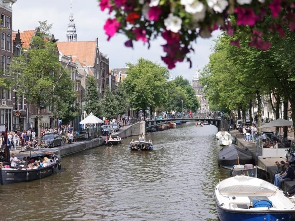 Die Grachten in Amsterdam laden zu einer romantischen Bootsfahrt ein - perfekt für einen Kurzurlaub über den Valentinstag. Foto: Philipp Laage