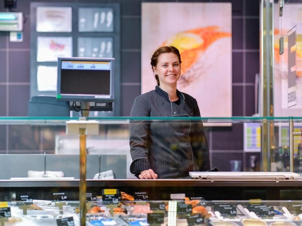Diana Kari ist angehende Fachverkäuferin im Lebensmittelhandwerk. An der Fleischtheke des Edekamarktes Strese in Rockenhausen steht sie bei Fragen sachkundig zur Seite. Foto: Uwe Anspach