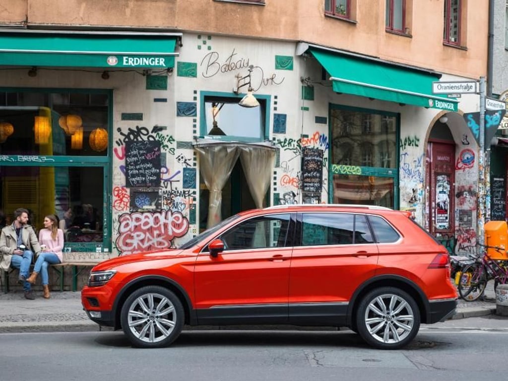 Familien-Trendsetter: Laut Experten haben SUVs nicht immer den gleichen Nutzen pro Quadratmeter wie Kombis oder Vans. Aber kompakte SUVs wie der VW Tiguan liegen durchaus im Trend. Foto: Volkswagen AG