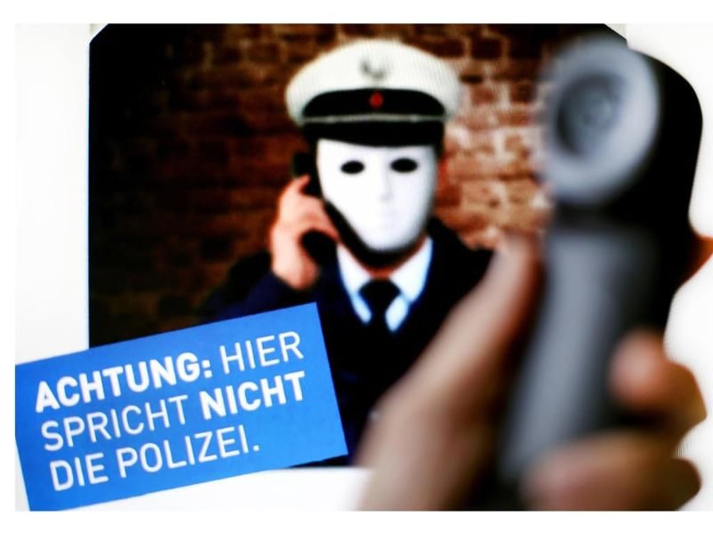 Mit Kampagnen wie dieser warnt die Polizei vor Betrügern, die sich als Ordnungshüter ausgeben. Foto: Martin Gerten
