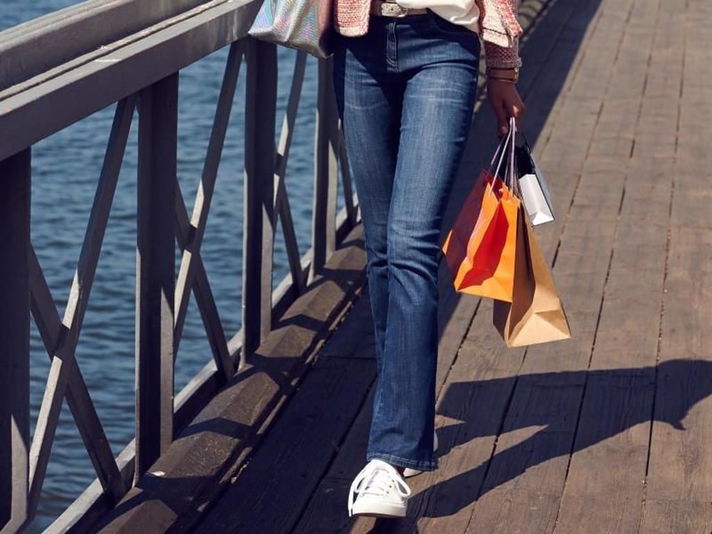 Schlicht und praktisch ist die eher klassische Jeans wie hier von Brax (Jacke ca. 120 Euro, Bluse ca. 60 Euro, Hose ca. 110 Euro, Schuhe ca. 130 Euro). Foto: Brax