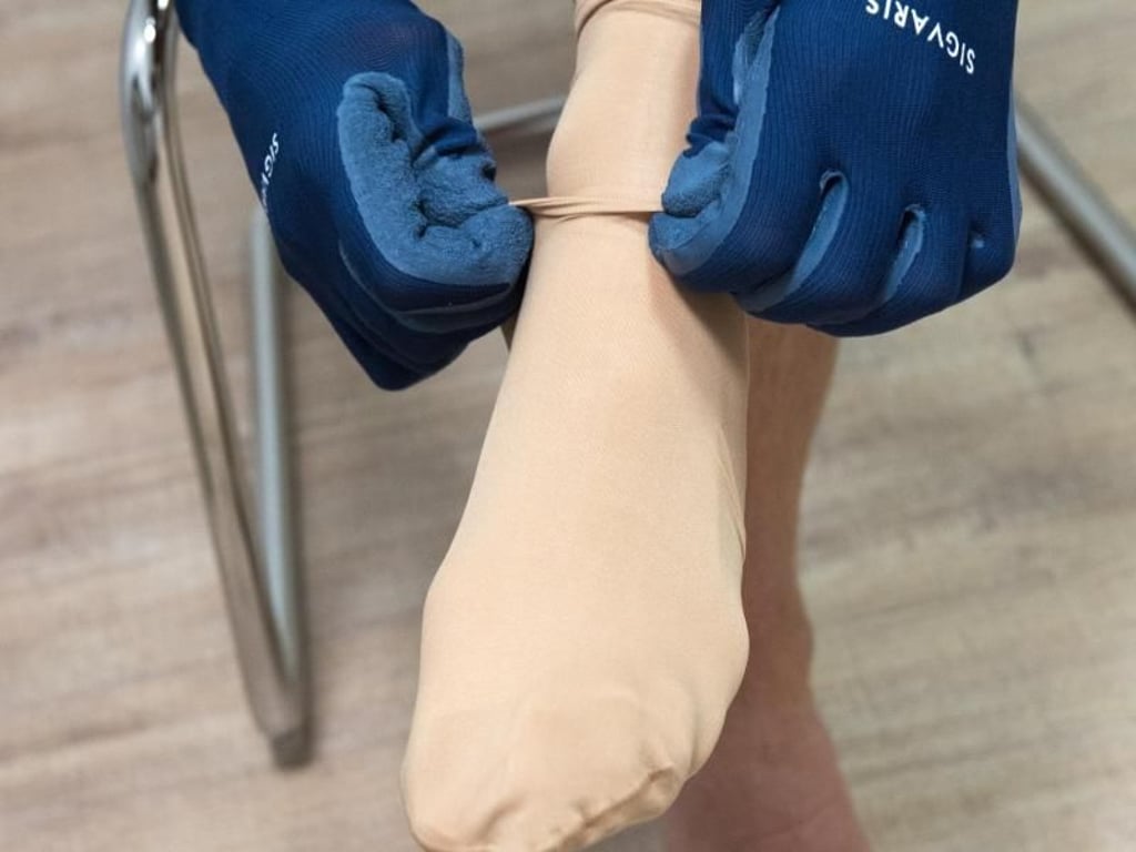 Gummihandschuhe mit Noppen können das Anziehen von Kompressionsstrümpfen erleichtern. Man rutscht nicht so leicht ab und beschädigt die Strümpfe nicht mit den Fingernägeln. Foto: Andrea Warnecke