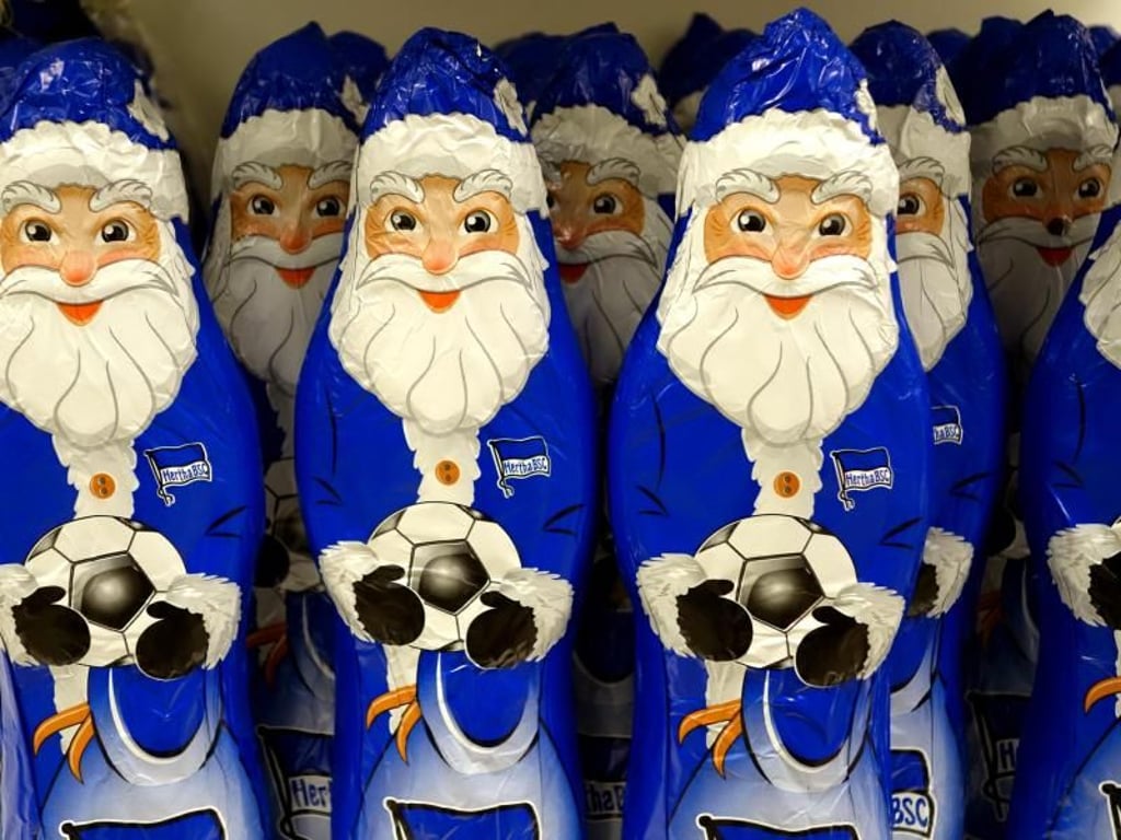 Auch die Hertha setzt auf Weihnachtsmänner in blau-weiß. Foto: Soeren Stache