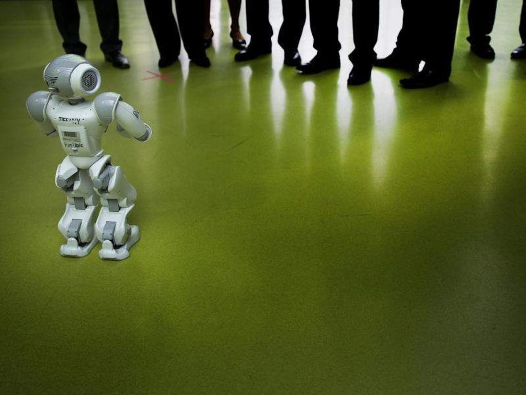 Ersetzen Roboter in Zukunft den Menschen und machen ihn arbeitslos? Experten gehen nicht davon aus. Sie erwarten, dass sich bestehende Jobs durch die Digitalisierung stark verändern. Foto: Arno Burgi