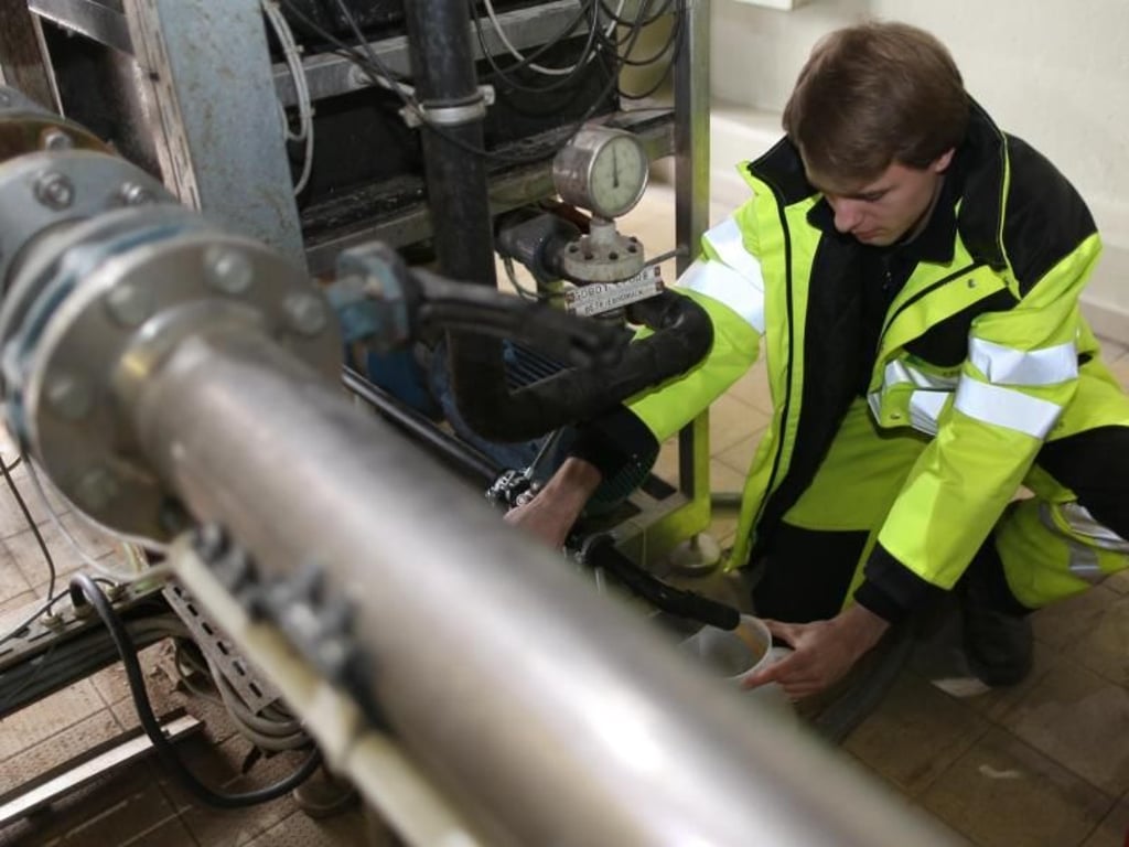 Erst das Sickerwasser abfüllen und dann im Labor die Analyse machen: Mit der Arbeit eines Müllmanns hat die Arbeit von Jan Lacher kaum etwas zu tun. Er lernt Fachkraft für Kreislauf- und Abfallwirtschaft bei der Dortmunder Entsorgungsgesellschaft EDG. Foto: Ina Fassbender